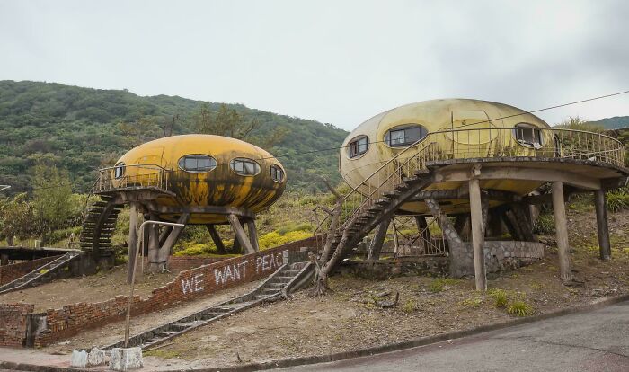 93 Buildings That Were Probably Built For An Evil Mastermind To Plan How They Will Conquer The World (New Pics)