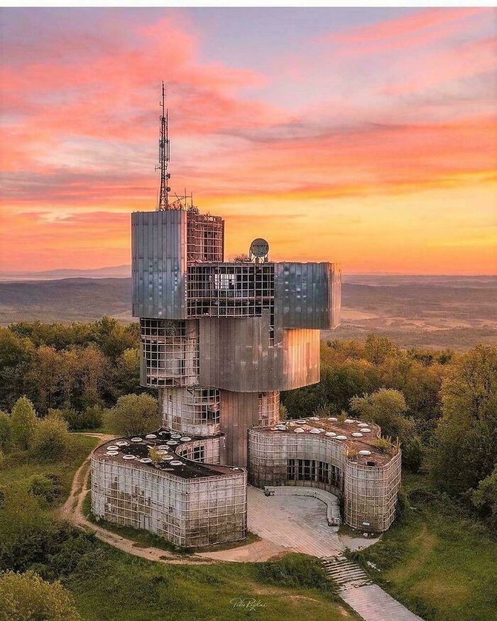 93 Buildings That Were Probably Built For An Evil Mastermind To Plan How They Will Conquer The World (New Pics)