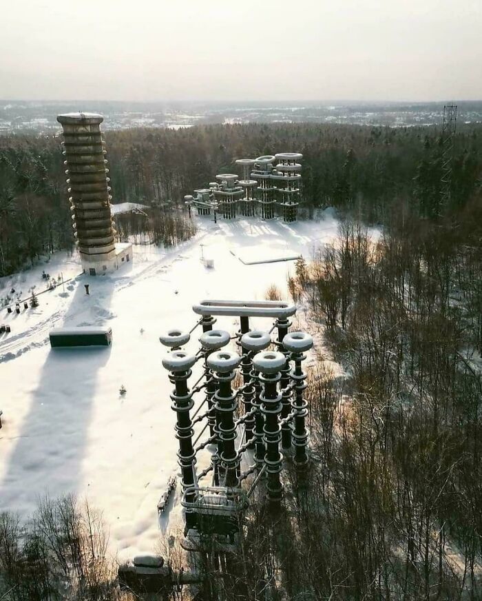 93 Buildings That Were Probably Built For An Evil Mastermind To Plan How They Will Conquer The World (New Pics)
