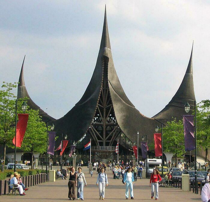 93 Buildings That Were Probably Built For An Evil Mastermind To Plan How They Will Conquer The World (New Pics)