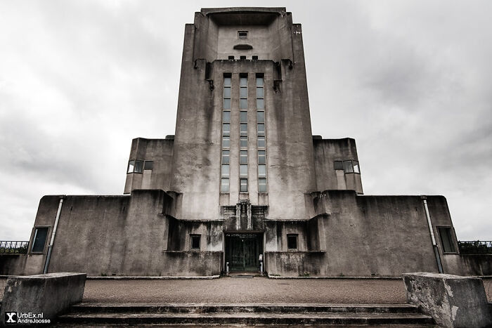93 Buildings That Were Probably Built For An Evil Mastermind To Plan How They Will Conquer The World (New Pics)