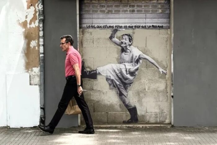 This Street Photographer Captured The Odd Coincidences And Scenes Most People Walk Right Past (32 Pics) This Street Photographer Captured The Odd Coincidences And Scenes Most People Walk Right Past (32 Pics)