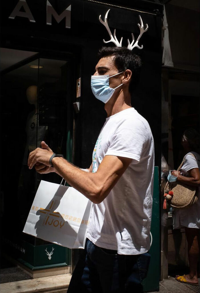 This Street Photographer Captured The Odd Coincidences And Scenes Most People Walk Right Past (32 Pics) This Street Photographer Captured The Odd Coincidences And Scenes Most People Walk Right Past (32 Pics)