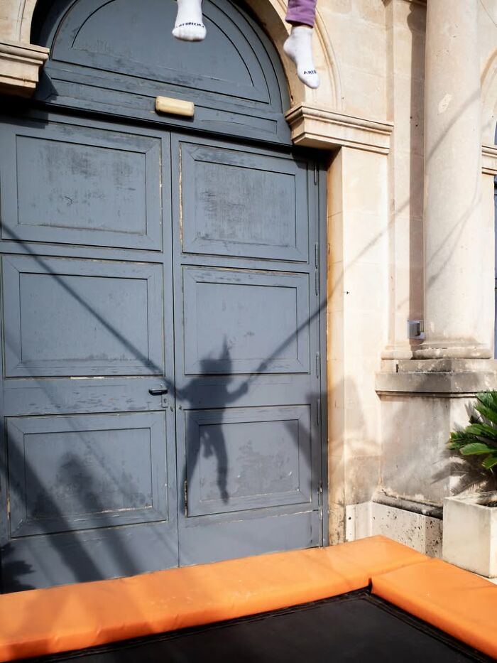 This Street Photographer Captured The Odd Coincidences And Scenes Most People Walk Right Past (32 Pics) This Street Photographer Captured The Odd Coincidences And Scenes Most People Walk Right Past (32 Pics)