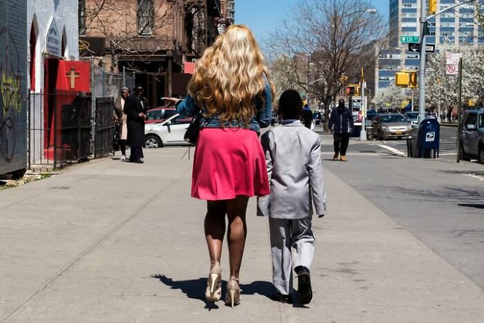 This Street Photographer Captured The Odd Coincidences And Scenes Most People Walk Right Past (32 Pics) This Street Photographer Captured The Odd Coincidences And Scenes Most People Walk Right Past (32 Pics)