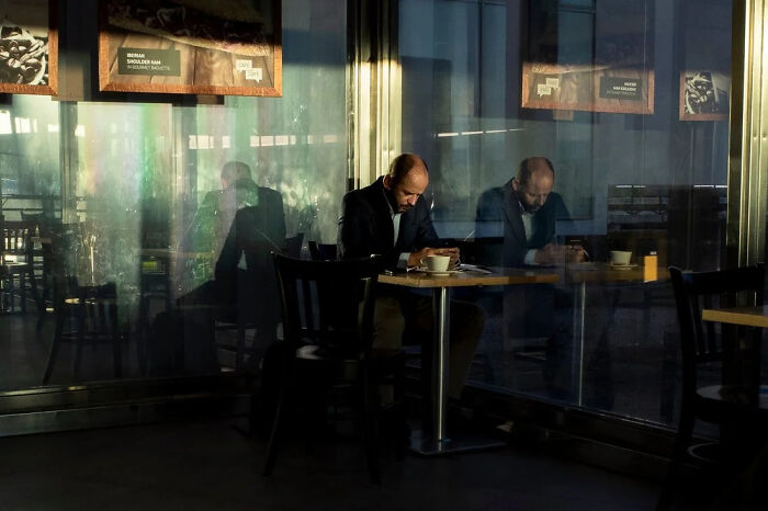 This Street Photographer Captured The Odd Coincidences And Scenes Most People Walk Right Past (32 Pics) This Street Photographer Captured The Odd Coincidences And Scenes Most People Walk Right Past (32 Pics)
