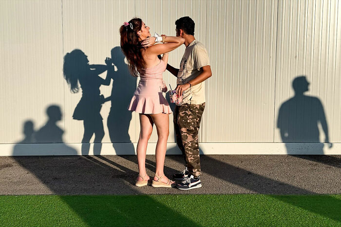 This Street Photographer Captured The Odd Coincidences And Scenes Most People Walk Right Past (32 Pics) This Street Photographer Captured The Odd Coincidences And Scenes Most People Walk Right Past (32 Pics)