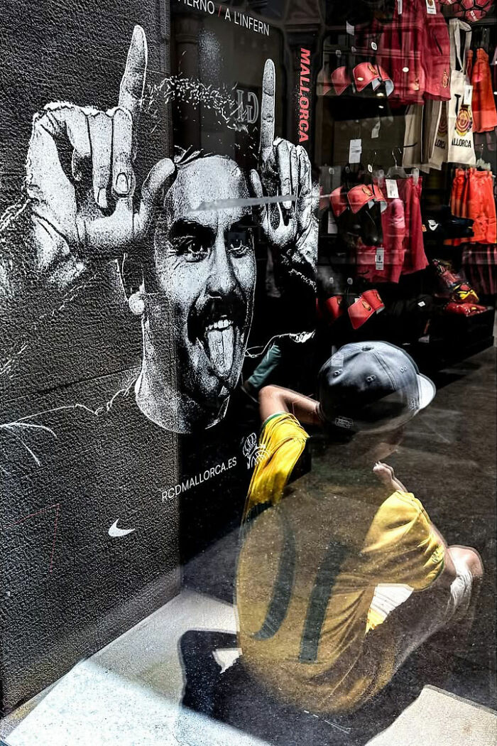 This Street Photographer Captured The Odd Coincidences And Scenes Most People Walk Right Past (32 Pics) This Street Photographer Captured The Odd Coincidences And Scenes Most People Walk Right Past (32 Pics)