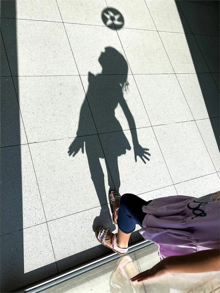 This Street Photographer Captured The Odd Coincidences And Scenes Most People Walk Right Past (32 Pics) This Street Photographer Captured The Odd Coincidences And Scenes Most People Walk Right Past (32 Pics)