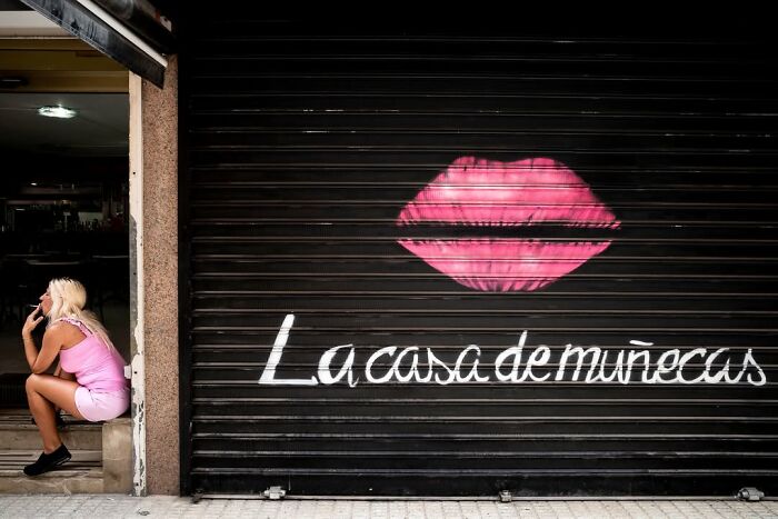 This Street Photographer Captured The Odd Coincidences And Scenes Most People Walk Right Past (32 Pics) This Street Photographer Captured The Odd Coincidences And Scenes Most People Walk Right Past (32 Pics)