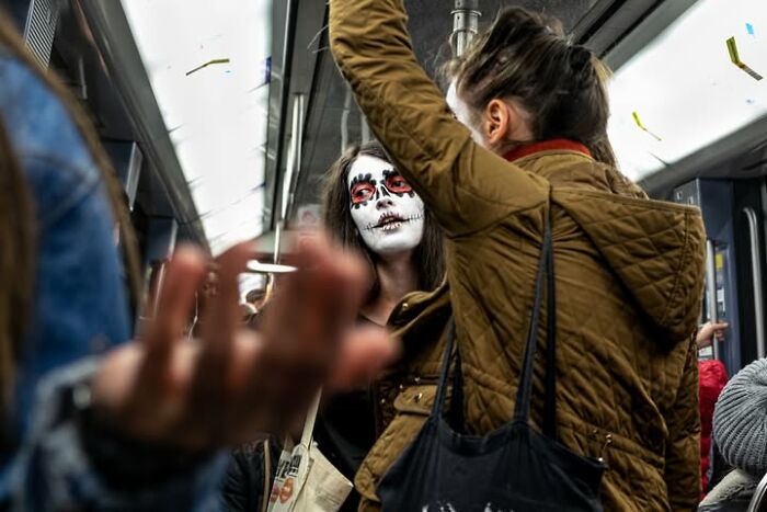 This Street Photographer Captured The Odd Coincidences And Scenes Most People Walk Right Past (32 Pics) This Street Photographer Captured The Odd Coincidences And Scenes Most People Walk Right Past (32 Pics)