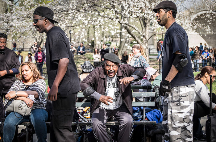 This Street Photographer Captured The Odd Coincidences And Scenes Most People Walk Right Past (32 Pics) This Street Photographer Captured The Odd Coincidences And Scenes Most People Walk Right Past (32 Pics)