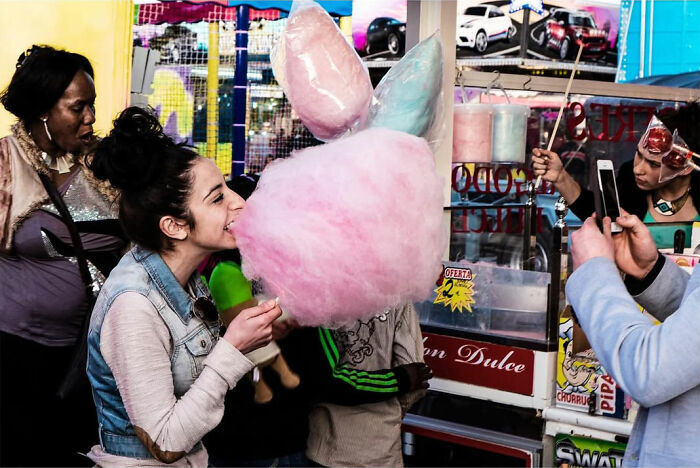 This Street Photographer Captured The Odd Coincidences And Scenes Most People Walk Right Past (32 Pics) This Street Photographer Captured The Odd Coincidences And Scenes Most People Walk Right Past (32 Pics)