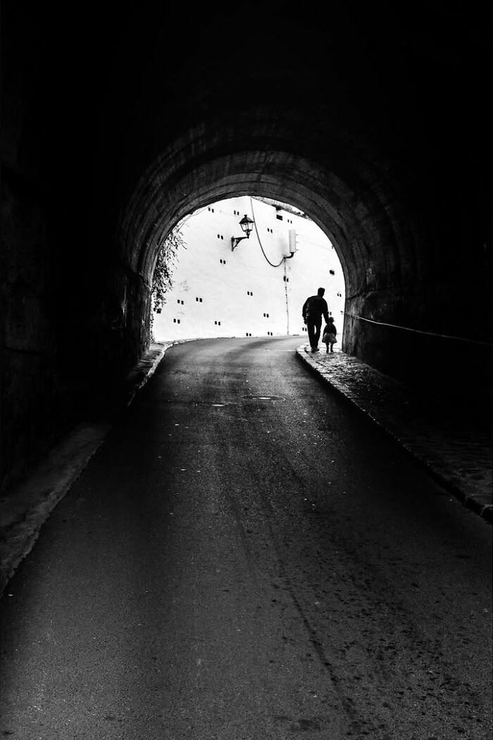 This Street Photographer Captured The Odd Coincidences And Scenes Most People Walk Right Past (32 Pics) This Street Photographer Captured The Odd Coincidences And Scenes Most People Walk Right Past (32 Pics)