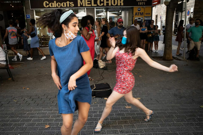 This Street Photographer Captured The Odd Coincidences And Scenes Most People Walk Right Past (32 Pics) This Street Photographer Captured The Odd Coincidences And Scenes Most People Walk Right Past (32 Pics)