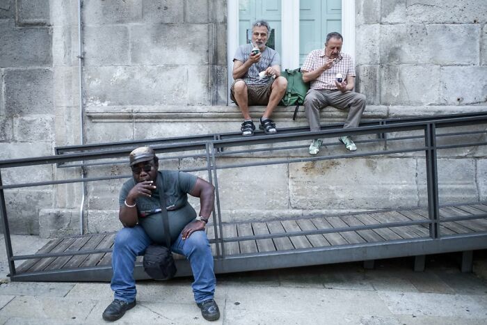 This Street Photographer Captured The Odd Coincidences And Scenes Most People Walk Right Past (32 Pics) This Street Photographer Captured The Odd Coincidences And Scenes Most People Walk Right Past (32 Pics)