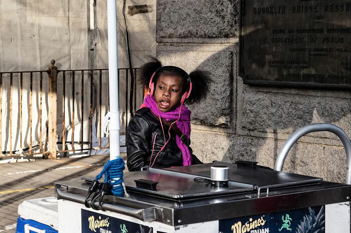 This Street Photographer Captured The Odd Coincidences And Scenes Most People Walk Right Past (32 Pics) This Street Photographer Captured The Odd Coincidences And Scenes Most People Walk Right Past (32 Pics)