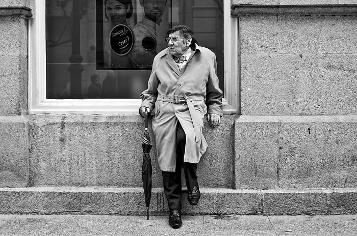 This Street Photographer Captured The Odd Coincidences And Scenes Most People Walk Right Past (32 Pics) This Street Photographer Captured The Odd Coincidences And Scenes Most People Walk Right Past (32 Pics)