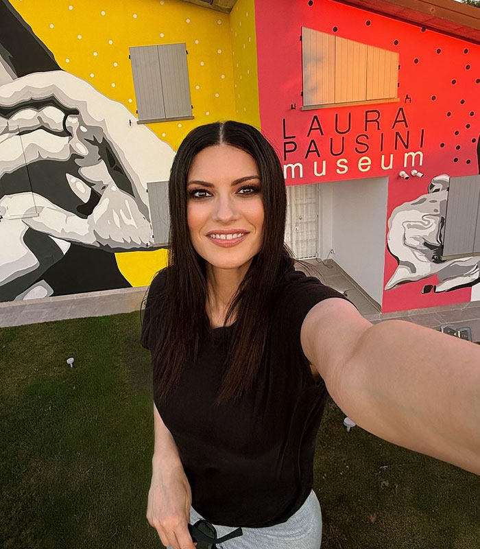 Laura Pausini Caught In A Case Of Instagram Versus Reality After Fans Compare Her Recent Photo To The Original Laura Pausini Caught In A Case Of Instagram Versus Reality After Fans Compare Her Recent Photo To The Original