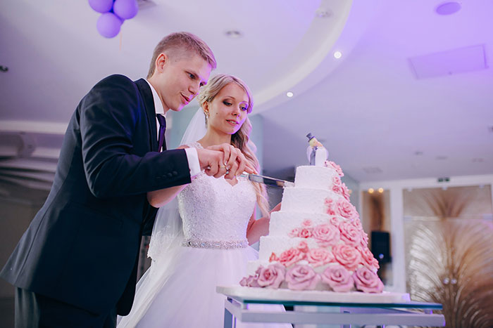 A 28-Year-Old Wedding Cake Mystery Gets Accidentally Solved, Leaves Bride Even More Upset A 28-Year-Old Wedding Cake Mystery Gets Accidentally Solved, Leaves Bride Even More Upset