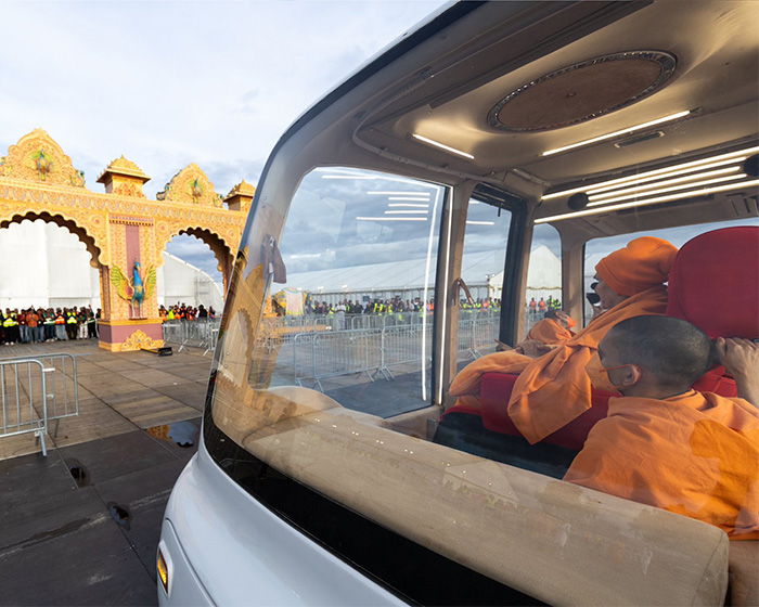 Eiffel Tower Closed Amid Outrage After Visiting Hindu Guru Demands Women Be “Made Invisible” And Management Complies