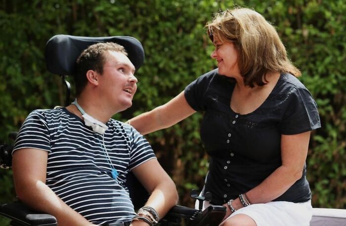19YO Accepts Friends’ Slug-Eating Dare, Then A Hidden Parasite Causes A Devastating Brain Illness 19YO Accepts Friends’ Slug-Eating Dare, Then A Hidden Parasite Causes A Devastating Brain Illness