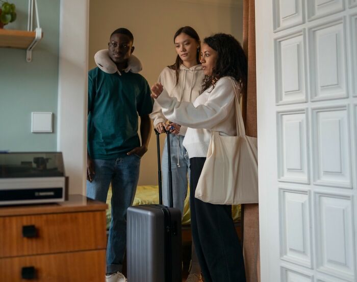 Airbnb Stay Sends Man Over The Edge As Hosts Have The Audacity As Large As The Universe Airbnb Stay Sends Man Over The Edge As Hosts Have The Audacity As Large As The Universe