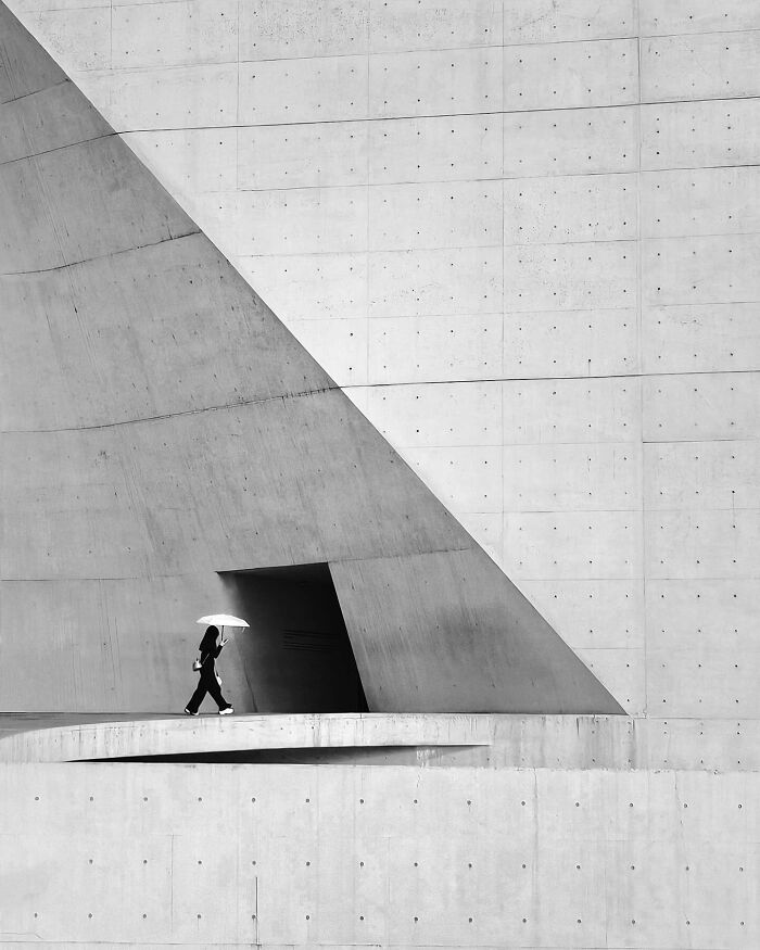 This Photographer Turns Everyday Architecture Into Bold Minimalist Scenes (31 Pics)