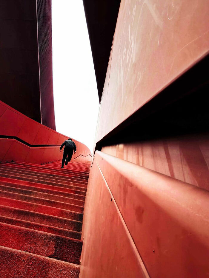 This Photographer Turns Everyday Architecture Into Bold Minimalist Scenes (31 Pics)