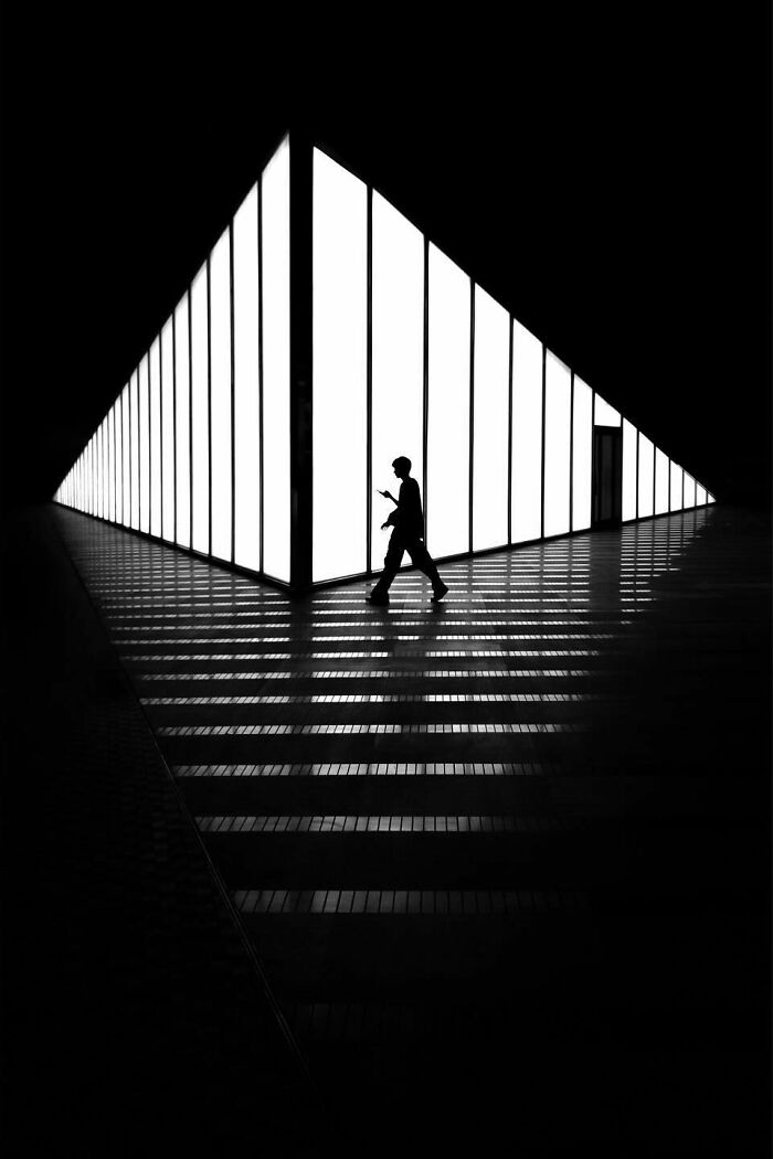This Photographer Turns Everyday Architecture Into Bold Minimalist Scenes (31 Pics)