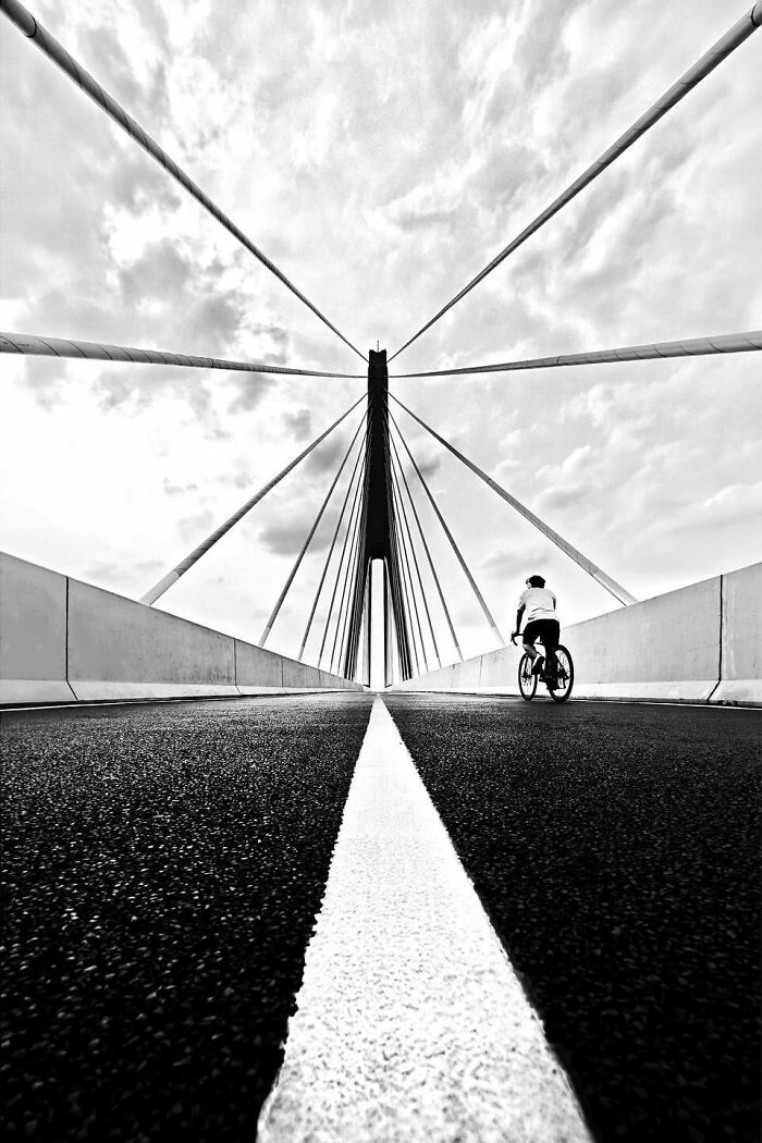 This Photographer Turns Everyday Architecture Into Bold Minimalist Scenes (31 Pics)