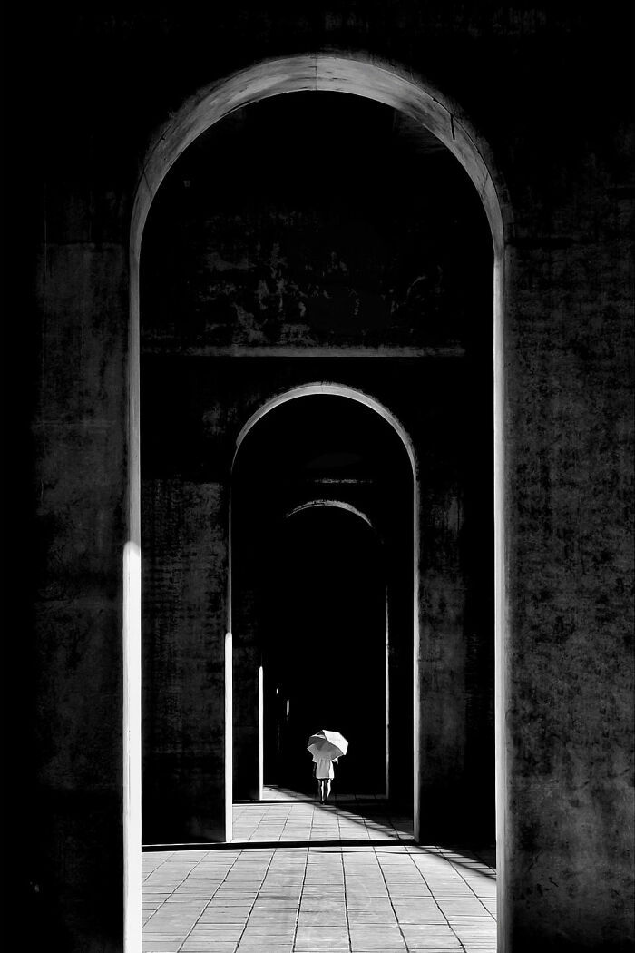 This Photographer Turns Everyday Architecture Into Bold Minimalist Scenes (31 Pics)