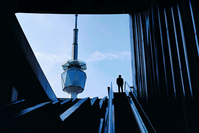 This Photographer Turns Everyday Architecture Into Bold Minimalist Scenes (31 Pics)
