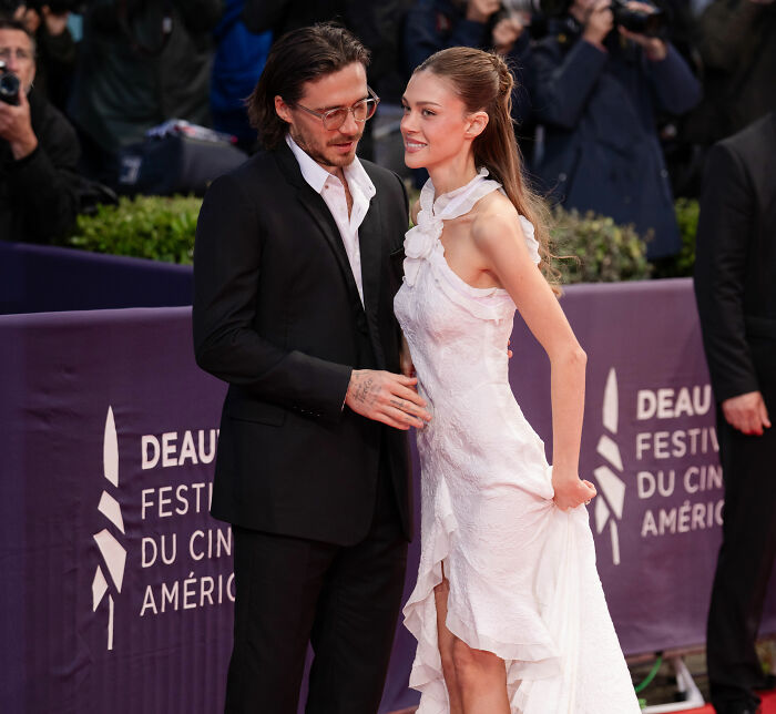 Nicola Peltz’s Reaction To Brooklyn Beckham’s Red-Carpet Move Has Fans Badly Questioning Their Relationship Nicola Peltz’s Reaction To Brooklyn Beckham’s Red-Carpet Move Has Fans Badly Questioning Their Relationship