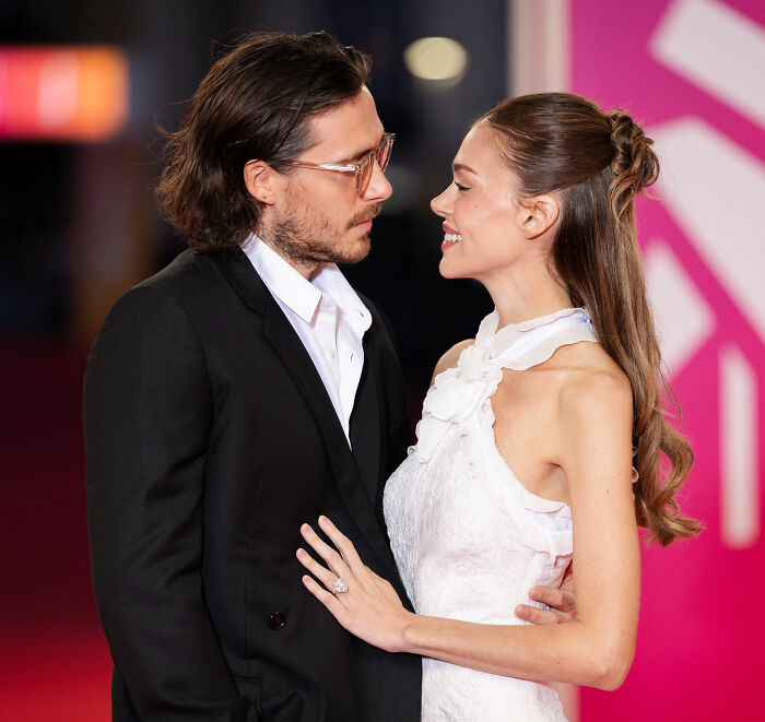 Nicola Peltz’s Reaction To Brooklyn Beckham’s Red-Carpet Move Has Fans Badly Questioning Their Relationship Nicola Peltz’s Reaction To Brooklyn Beckham’s Red-Carpet Move Has Fans Badly Questioning Their Relationship