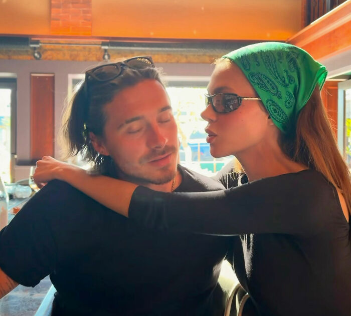 Nicola Peltz’s Reaction To Brooklyn Beckham’s Red-Carpet Move Has Fans Badly Questioning Their Relationship Nicola Peltz’s Reaction To Brooklyn Beckham’s Red-Carpet Move Has Fans Badly Questioning Their Relationship