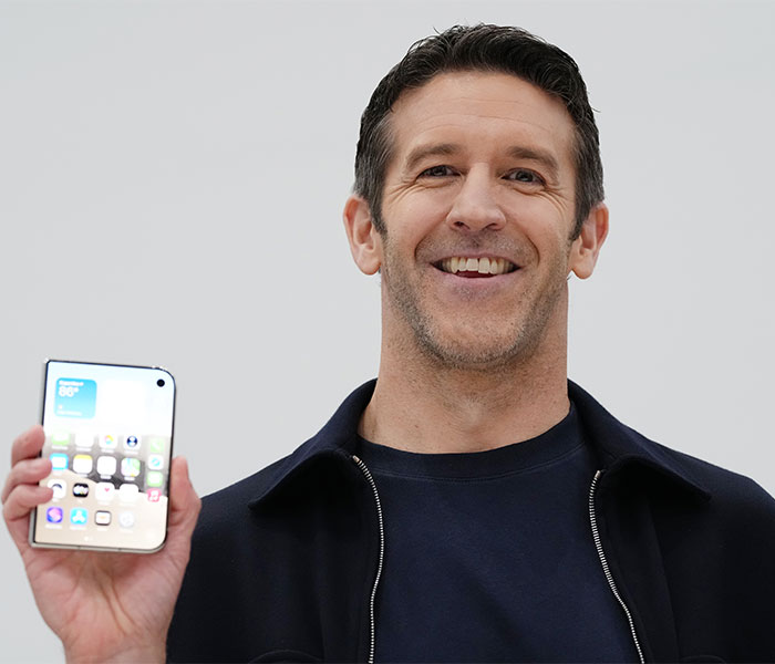 Apple Turns Into A Mockery After Launching Foldable iPhone, The Most Savage Yet Hilarious Reactions Are Here