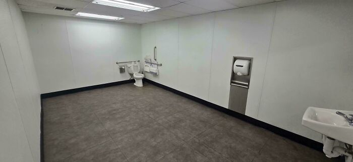 82 Hilariously Unhinged Design Fails That Should Have Never Been Approved (New Pics)