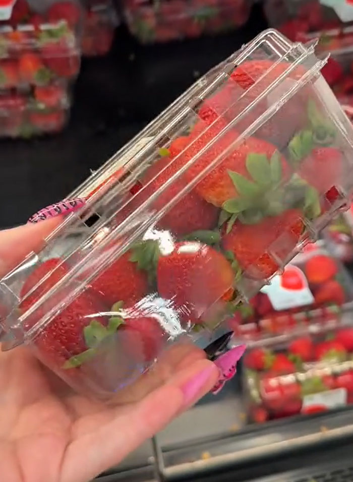 American Parents Fill The Whole Cart Of Groceries, People Try To Find Any Actual Food There