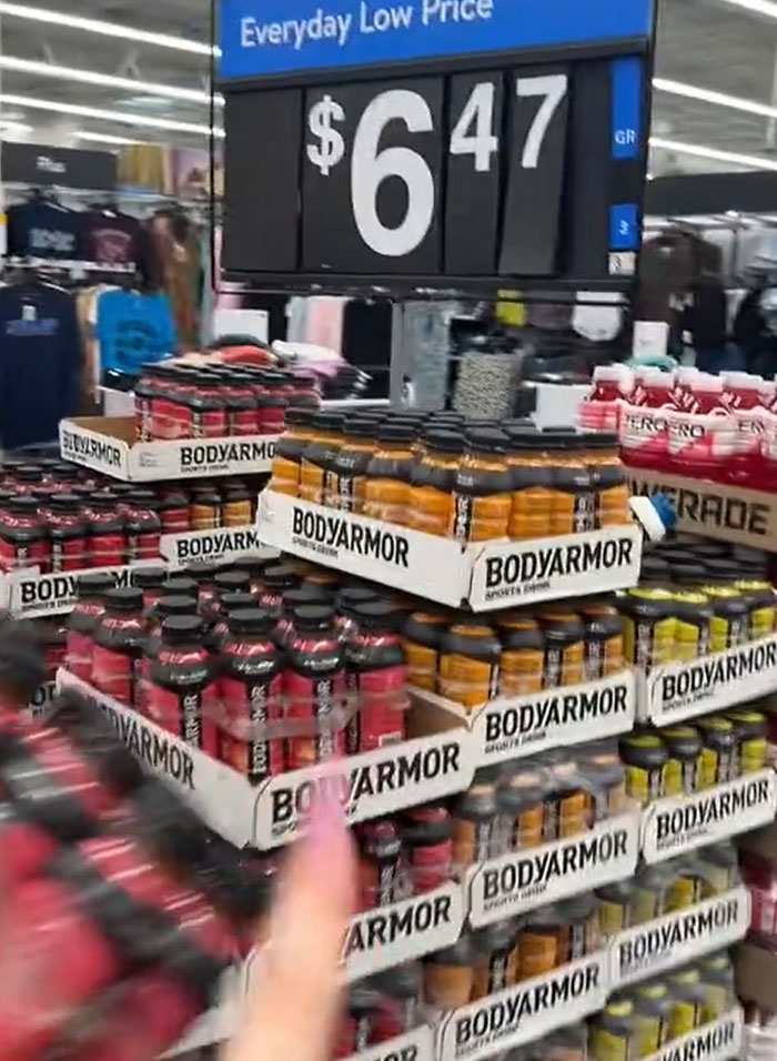 American Parents Fill The Whole Cart Of Groceries, People Try To Find Any Actual Food There