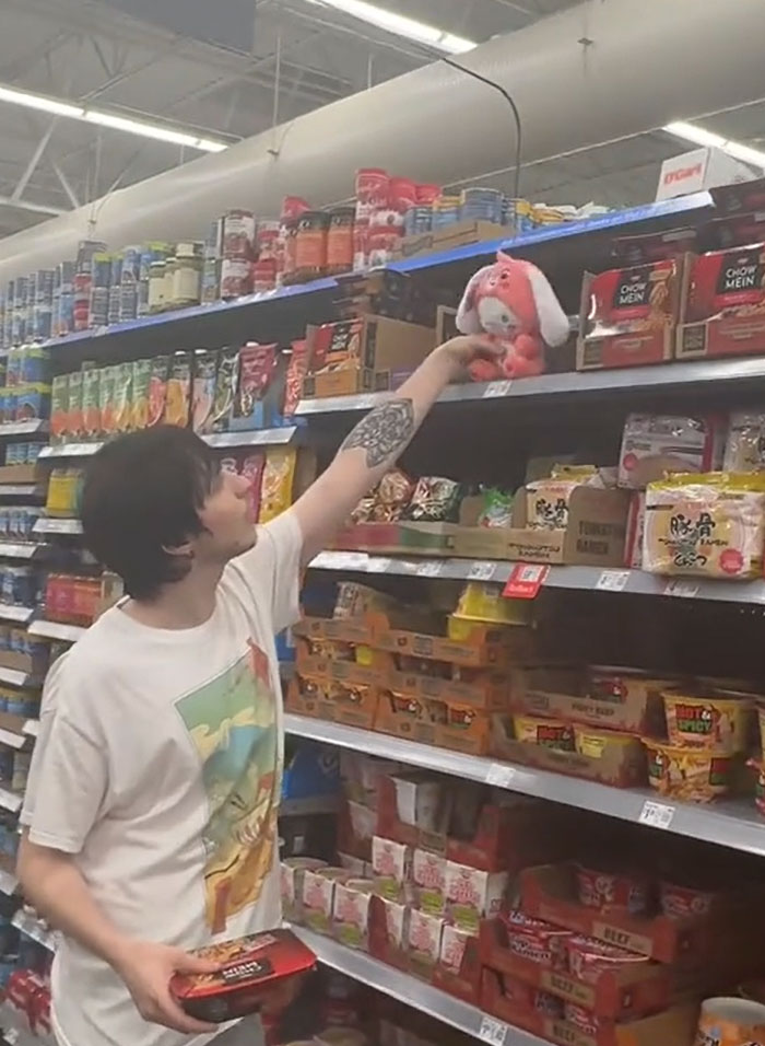 American Parents Fill The Whole Cart Of Groceries, People Try To Find Any Actual Food There