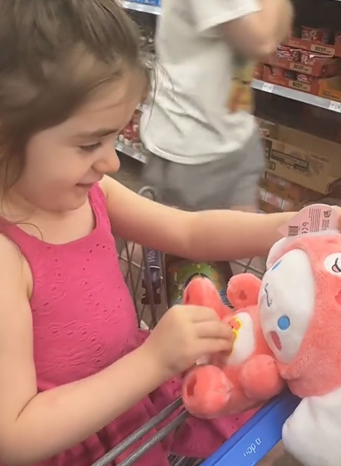 American Parents Fill The Whole Cart Of Groceries, People Try To Find Any Actual Food There