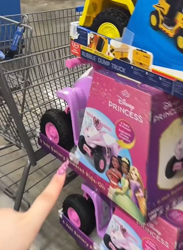 American Parents Fill The Whole Cart Of Groceries, People Try To Find Any Actual Food There