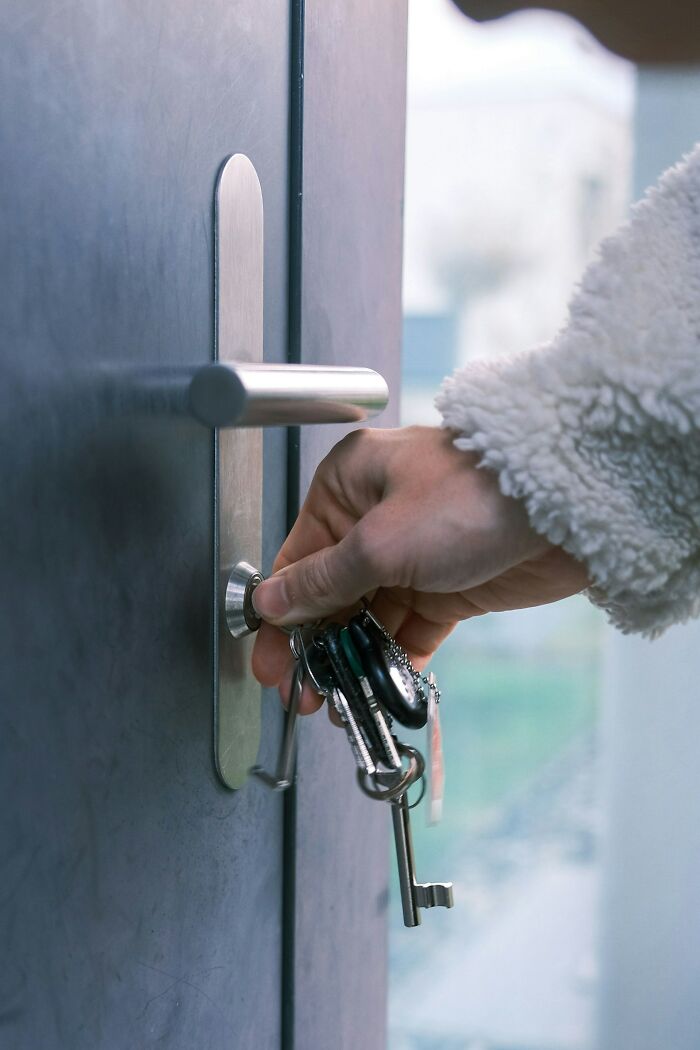 40 Safety Tips That Are Genius Ways For Women Living Alone To Protect Themselves