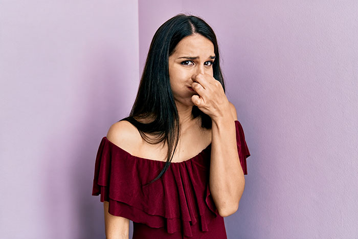 Friend&rsquo;s Musty Smell Starts Clearing Rooms, Woman Dreads Being The One Who Finally Tells Her