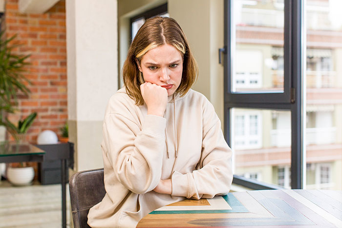 Friend&rsquo;s Musty Smell Starts Clearing Rooms, Woman Dreads Being The One Who Finally Tells Her