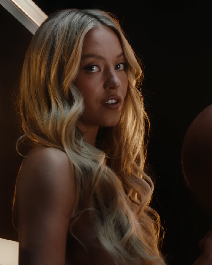 SNL Star Mocks Sydney Sweeney’s Controversial Betting Ad With “Hilarious” Parody SNL Star Mocks Sydney Sweeney’s Controversial Betting Ad With “Hilarious” Parody