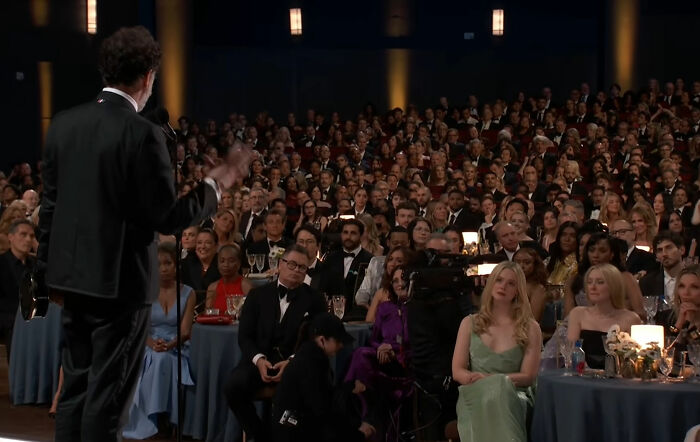 Fans Cringe At Stars’ Emmy Presentation As Their Joke Is Met With Silent Stares Fans Cringe At Stars’ Emmy Presentation As Their Joke Is Met With Silent Stares