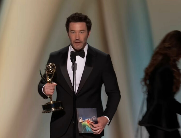 Fans Cringe At Stars’ Emmy Presentation As Their Joke Is Met With Silent Stares Fans Cringe At Stars’ Emmy Presentation As Their Joke Is Met With Silent Stares