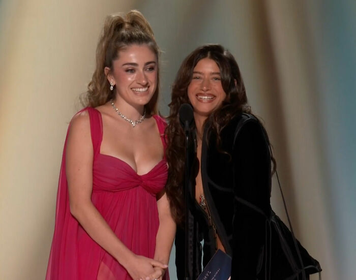 Fans Cringe At Stars’ Emmy Presentation As Their Joke Is Met With Silent Stares Fans Cringe At Stars’ Emmy Presentation As Their Joke Is Met With Silent Stares